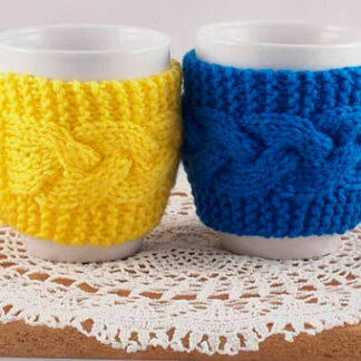 Вязанные чехлы для чашки желтого и синего цветов